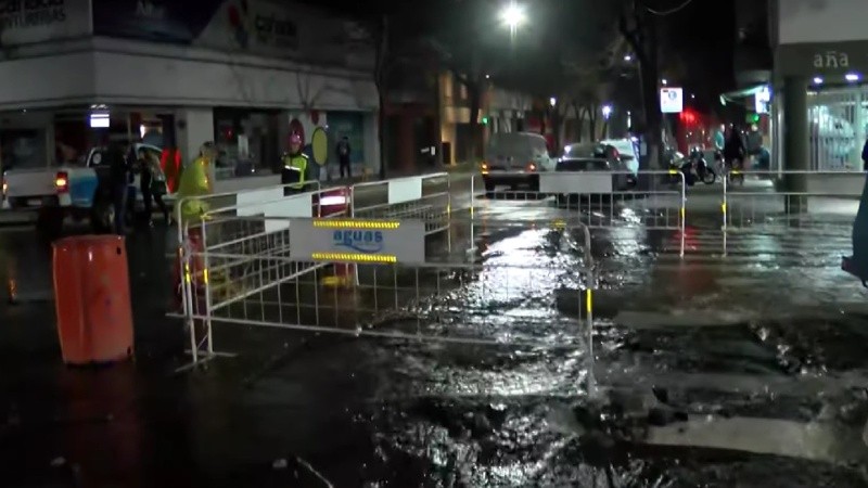 Importante pérdida de agua por la rotura de un caño en Pichincha.