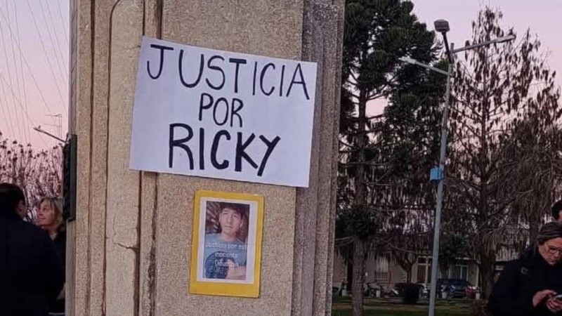 La localidad de Hughes, conmovida por la muerte del joven Heck.