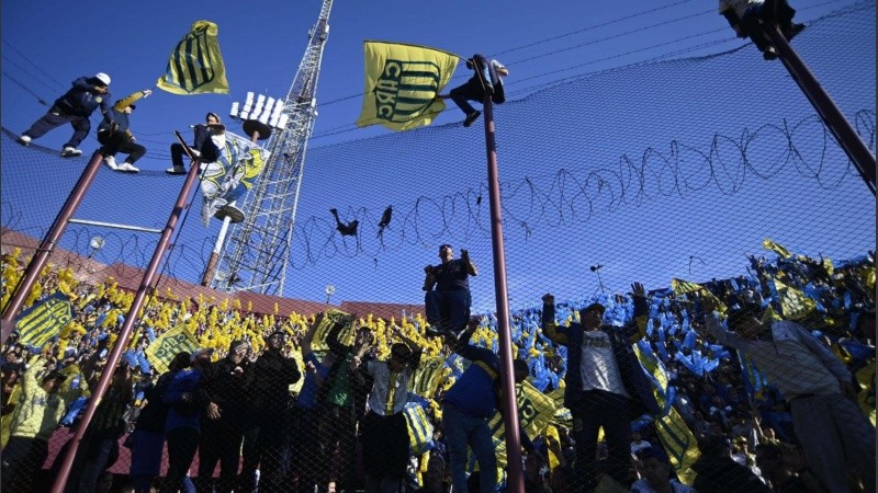 Hinchas de Central este sábado en el estadio de Lanús.