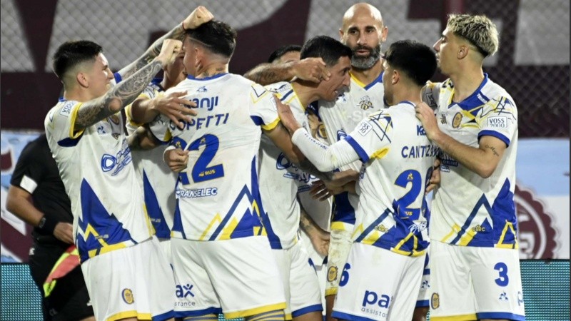 El festejo canalla en Lanús tras el gol de Di María.