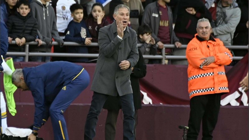 Holan sufrió el partido desde el banco de suplentes.