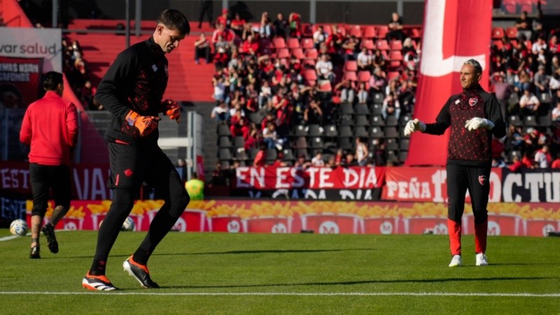 Keylor Navas salió a hacer el calentamiento previo con los otros arqueros del plantel.