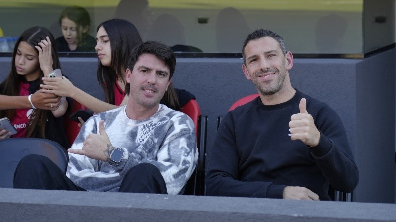 Maxi Rodríguez siguió el partido de Newell's ante Banfield junto a Mauro Formica, otro exjugador del club.