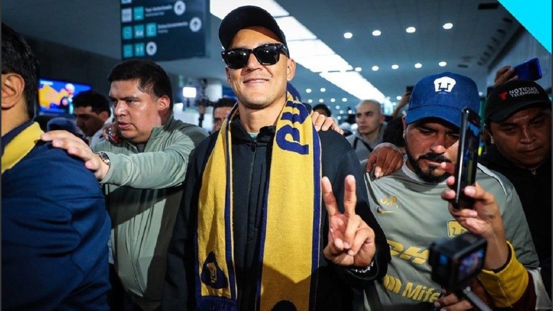 Keylor Navas al llegar al aeropuerto Benito Juárez de la Ciudad de México.
