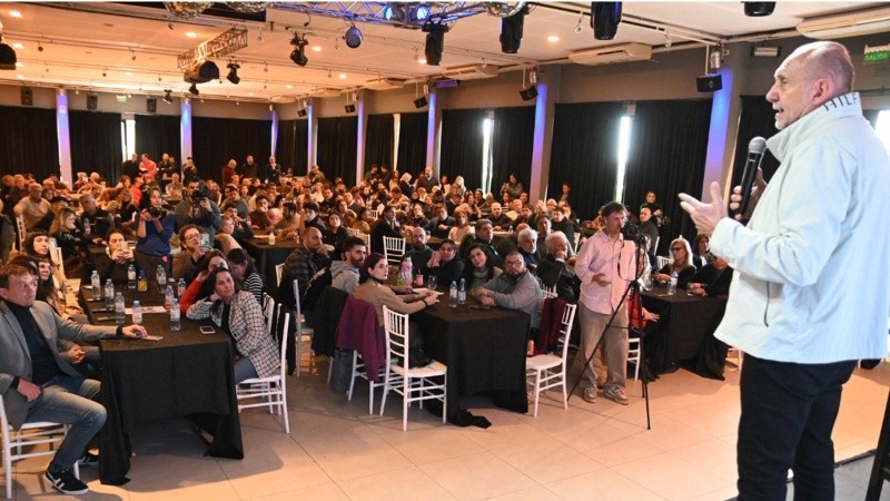 Omar Perotti  junto a dirigentes santafesinos, en el plenario realizado en la capital provincial.