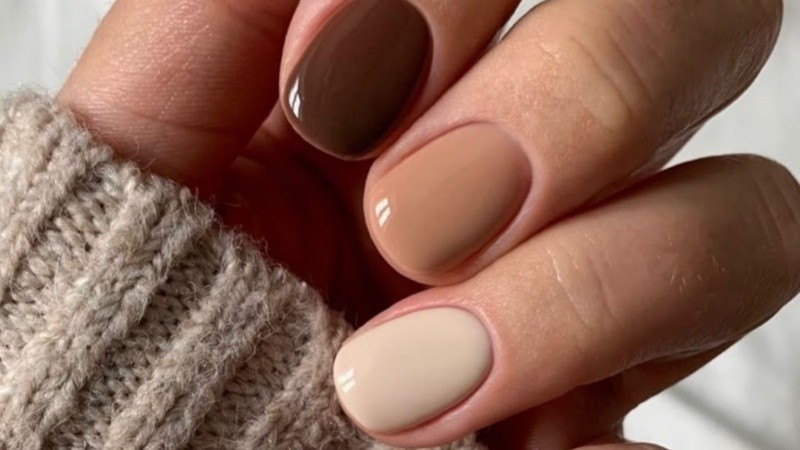 Las uñas cortas regresan como símbolo de elegancia y practicidad en las tendencias de 2025.