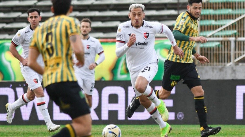 Luciano Herrera encara. Se activó en el complemento con peligrosos disparos aprovechando el viento.