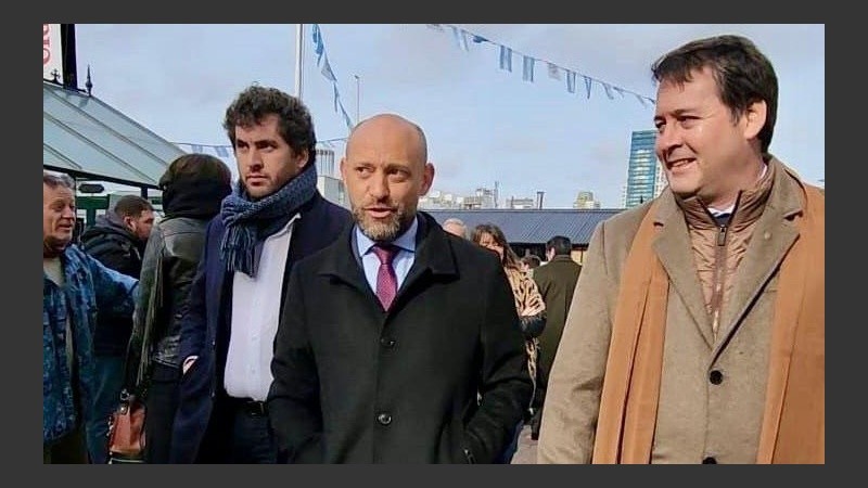 Ignacio Mantarás (a la derecha) recorre la Rural de Palermo con el ministro Gustavo Puccini