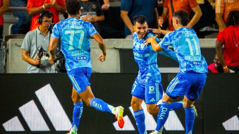 El rosarino metió un golazo con baile al arquero.