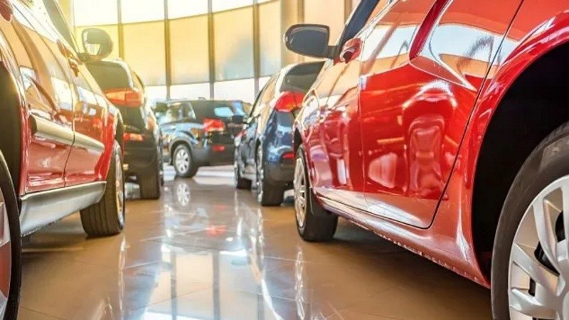 Las marcas tuvieron que rever listas de precios de agosto, ante el inesperado salto del dólar.