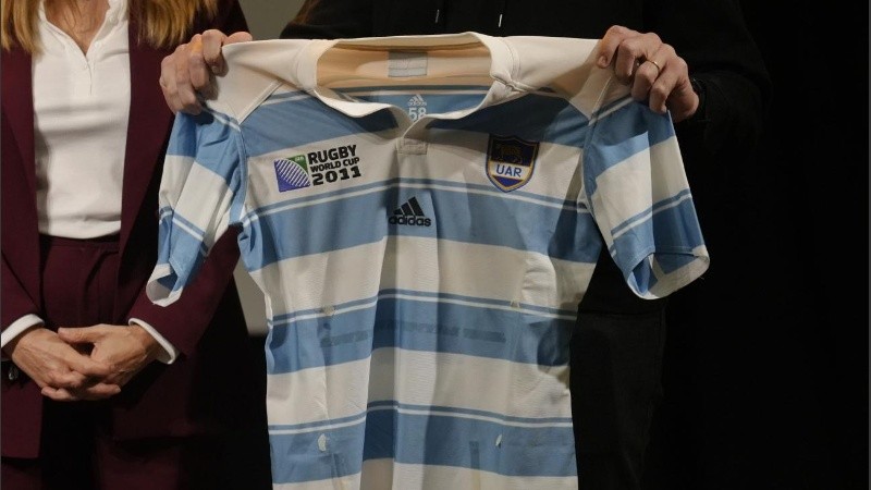 Imhoff y Senatore donan sus camisetas al Museo del Deporte.