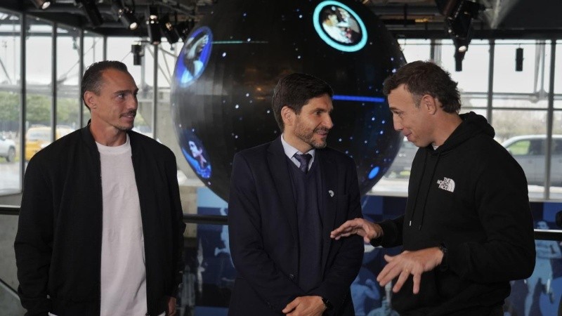 Imhoff y Senatore donan sus camisetas al Museo del Deporte.