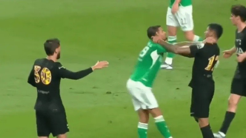 Una imagen del cruce entre Romero y Guimarães durante el amistoso del domingo en Seúl.