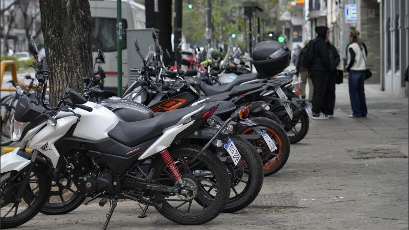 Es cada vez más frecuente encontrar motos invadiendo las veredas del centro.