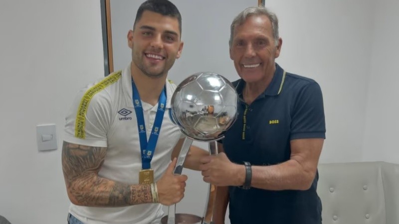 Ignacio y Miguel Russo con la Copa de la Liga 2023 que ganó Rosario Central.