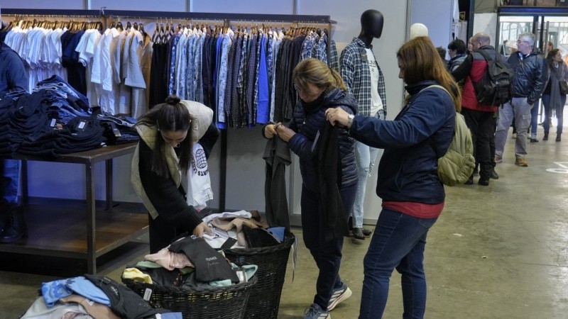 Decenas de marcas rosarinas en el outlet de la ex Rural hasta el domingo