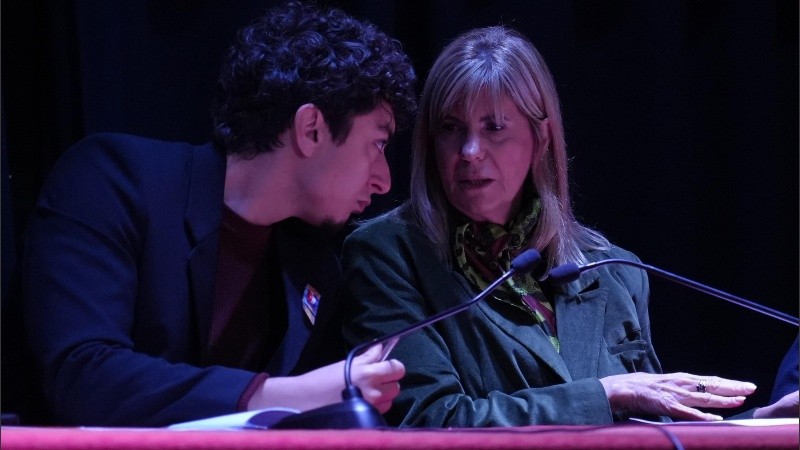 La presidenta y el secretario de la Comisión de Declaraciones, Derechos y Garantías, en acción.