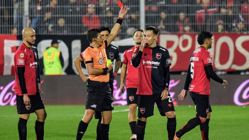 La jugada clave y polémica del partido: la roja a Regiardo.