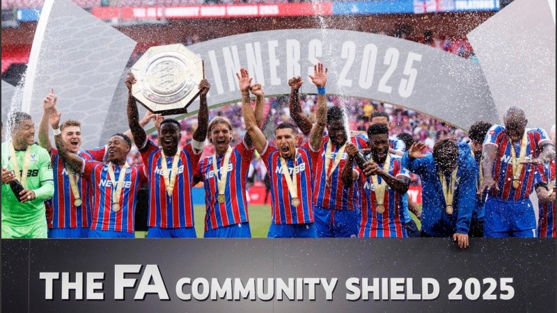 Crystal Palace levantó el trofeo de la Community Shield en Londres.