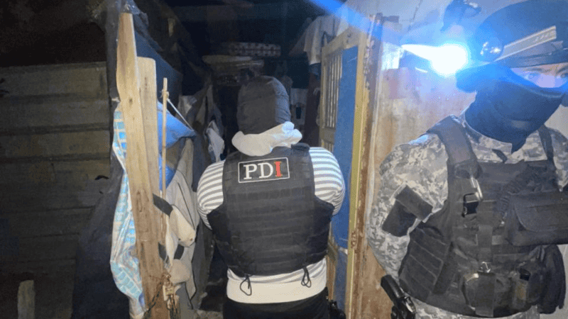 Personal de la PDI en uno de los allanamientos.
