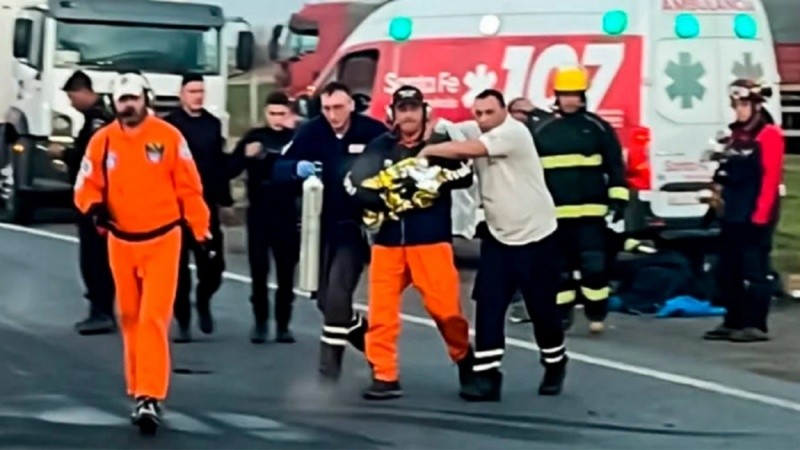 El momento del rescate de Tadeo, el bebé de por entonces tres meses luego del choque.