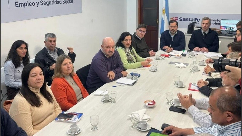 Los gremios docentes se reunieron con representantes del gobierno provincial este lunes a la tarde en Santa Fe.