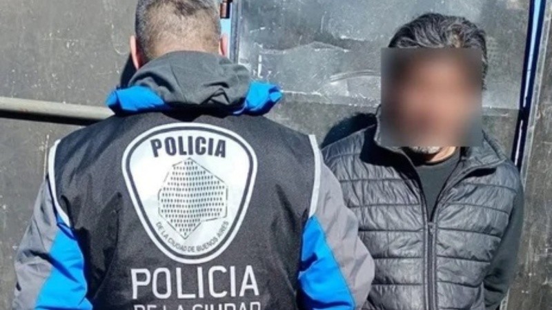 La Policía de la Ciudad de Buenos Aires detuvo al sospechoso en la cancha de Barracas Central.
