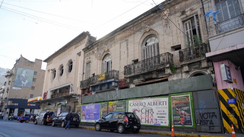 Al igual que el ex cine Imperial, el inmueble lindero permanece cercado desde hace más de una década.