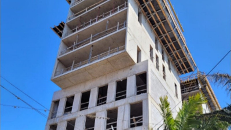 El edificio en construcción en el que trabajan los cinco obreros fallecidos en San Lorenzo.