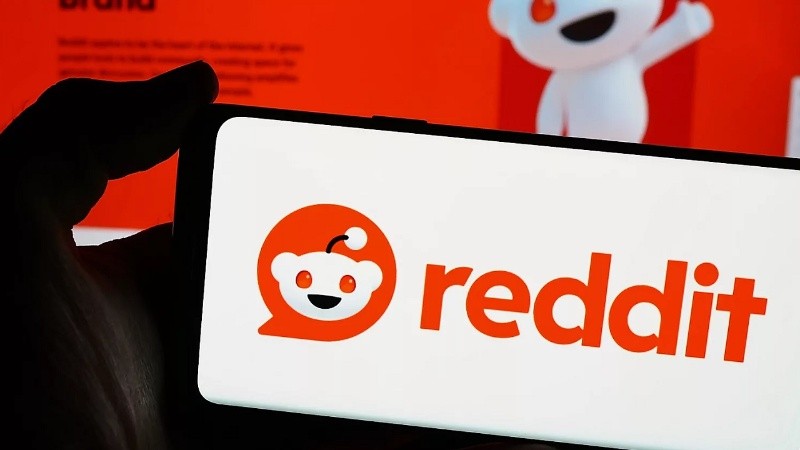 Reddit, el foro más grande de internet, superó a Google y Wikipedia como la fuente más citada por modelos de IA.