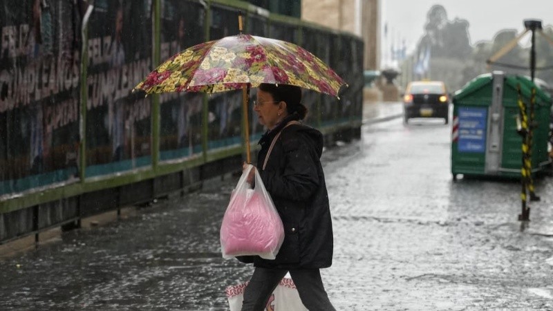 Calles mojadas el centro rosarino.