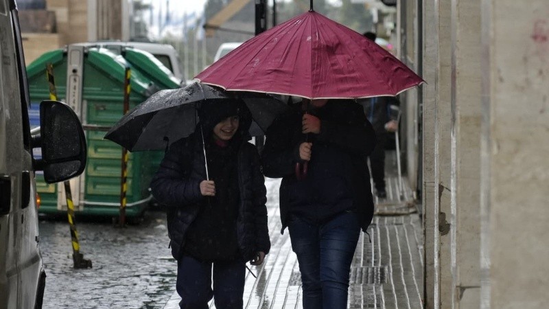 Calles mojadas el centro rosarino.