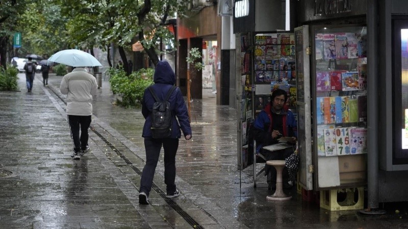 Calles mojadas el centro rosarino.