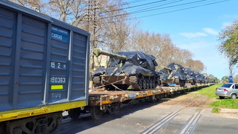 El paso del tren militar por la vía de Mendoza y Felipe Moré.