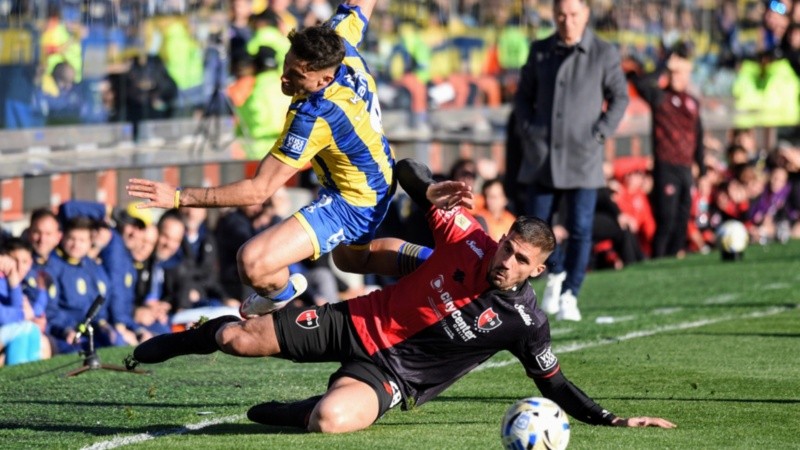 Noguera se ganó la amarilla en el primer cruce contra Véliz.