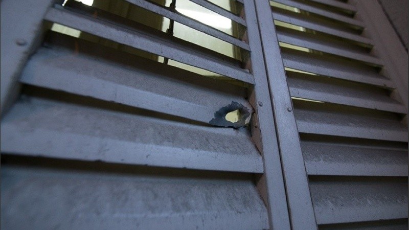 Uno de los disparos que realizó Matías Fernández contra la sede de la Fiscalía en agosto de 2018.