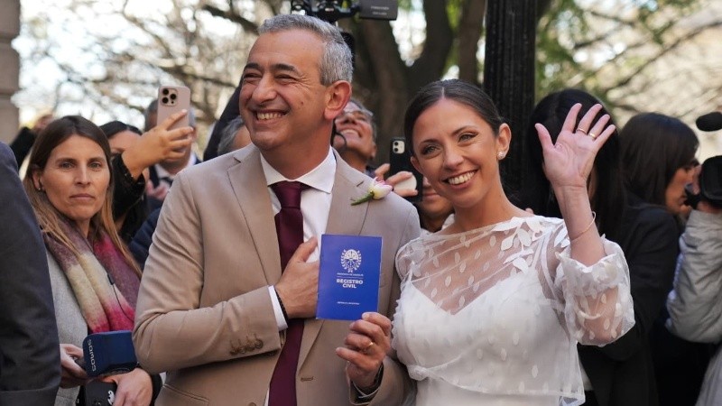 Los recién casados con su nueva libreta