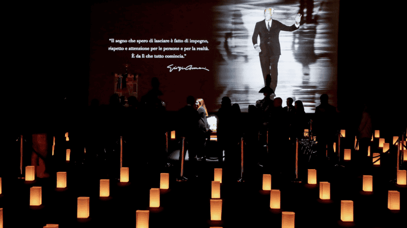 Se dejan flores en el exterior del espacio de exposición Armani Silos en Milán