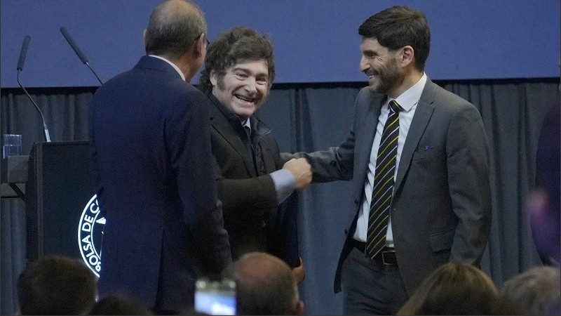 Milei necesita dólares que Pullaro podría traer como deuda.