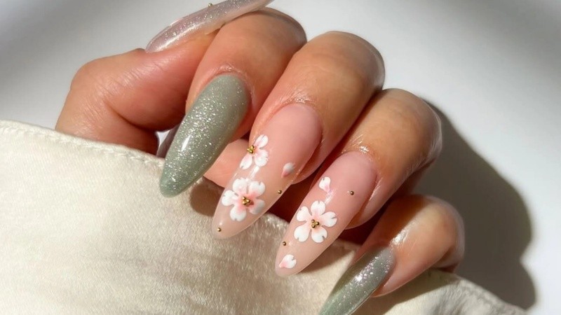 Dos tonalidades son las favoritas para renovar el look de uñas y darle un aire ligero a la temporada.