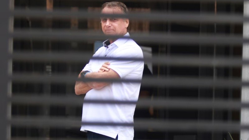 El ex presidente de Brasil Jair Bolsonaro en la entrada de su casa, en Brasilia, donde está bajo arresto domiciliario.