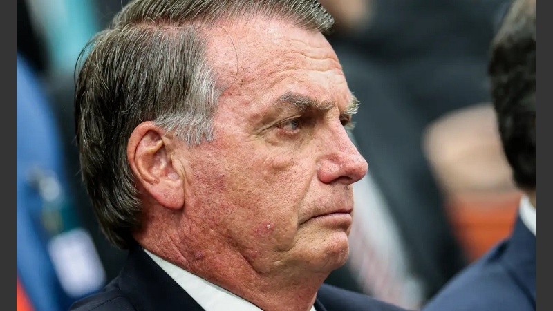 Por sus problemas de salud y edad avanzada, Bolsonaro, de 70 años, podrá solicitar cumplir la pena en prisión domiciliaria.
