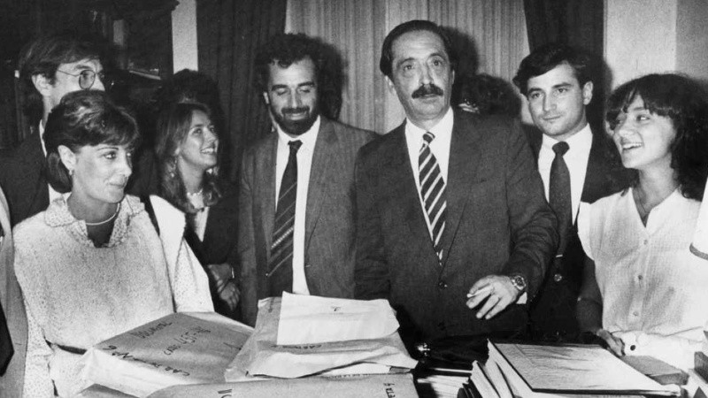 Strassera ante los expedientes en aquel histórico año 1985