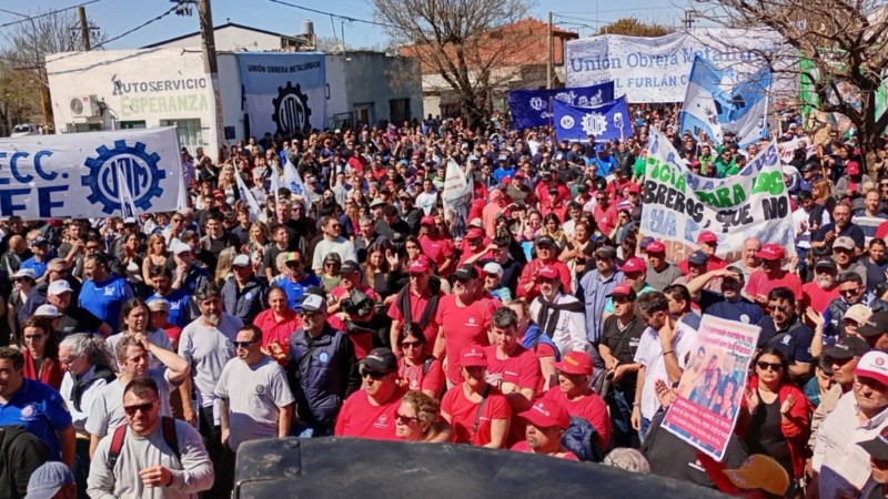 Trabajadores de Vassalli y vecinos de Firmat se movilizaron esta semana para pedir una salida al conflicto.