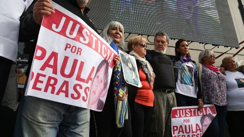 Frente al Centro de Justicia Penal se manifestaban Alberto y Alicia Perassi en una de las audiencias, el primero con chaleco antibalas.