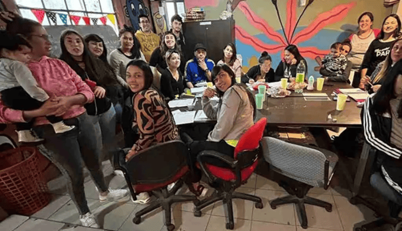 &nbsp;Madres y padres cursan el Eempa mientras los chicos van a sus talleres y jugan.