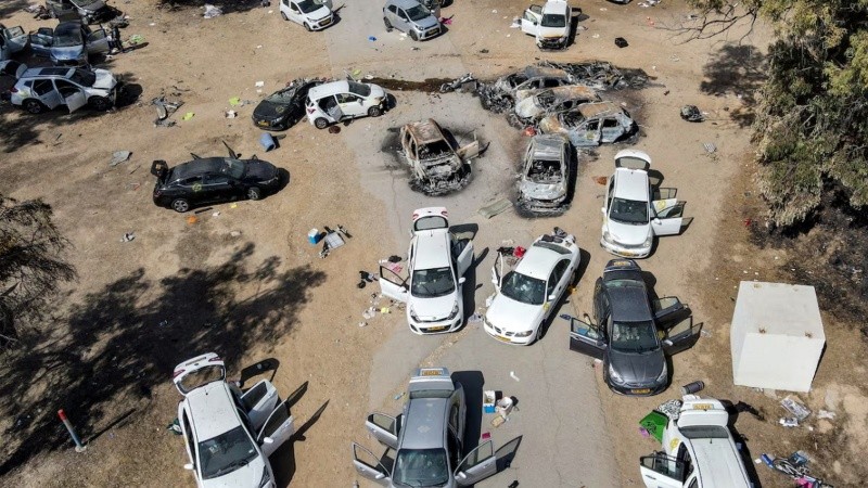 Vehículos abandonados e incendiados en el lugar del ataque al festival de música de Reim, del 7 de octubre de 2023. (EFE).