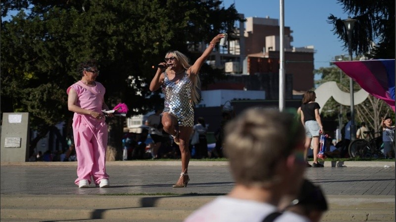 Algunos registros de la previa a la marcha, en la tarde de sábado en la plaza Libertad.