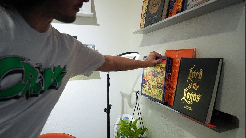 Las historietas y mangas en blanco y negro, entre otras propuestas en la Librería Pública.