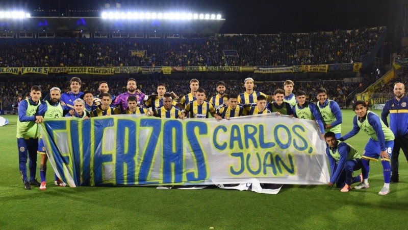 La bandera que desplegaron los jugadores de Central en apoyo a los lesionados Quintana y Giménez.